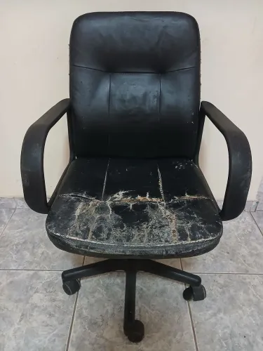 Cadeira de couro com rodinhas