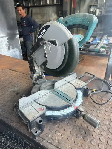 Serra esquadria Makita MLS100
