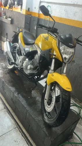 Vendo CB300r 2012 Amarela 100% revisada. Doc ok. Só venda