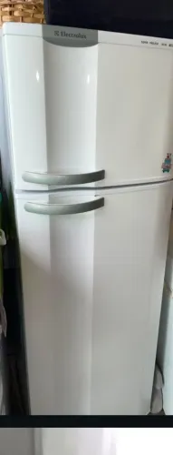 Geladeira e mesa