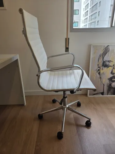 Cadeira de escritório executiva semi nova