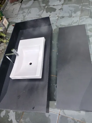 Lavatório preto grande de porcelanato