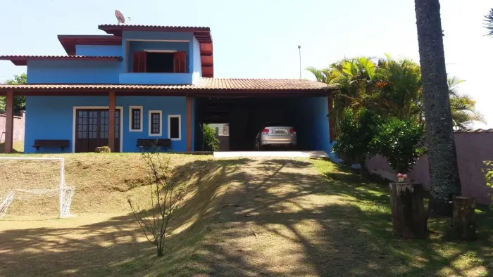Casa pe direito duplo, campo de futebol