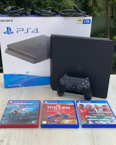 PS4 Slim 1TB + 3 Jogos Spider-Man, God of War, PES 2021 | Completo na Caixa