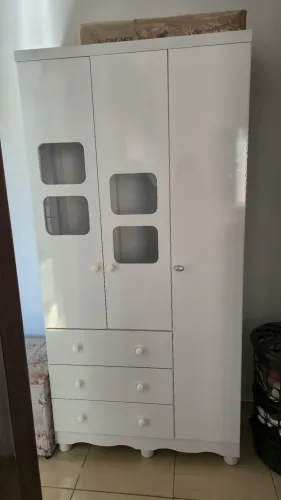 Guarda roupa de bebê 3 portas e gavetas branco