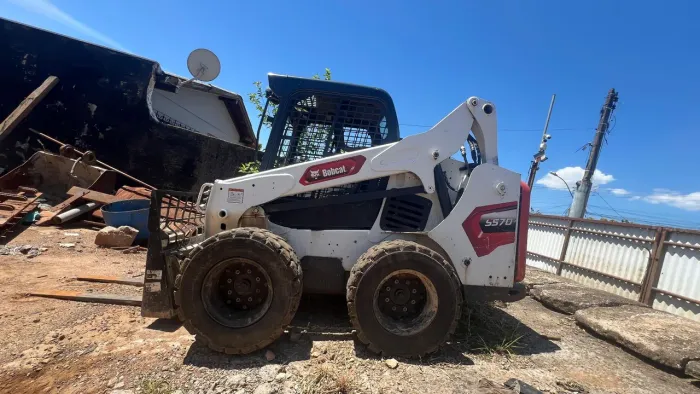 Mini Carregadeira Bob CAT ano 2013 baixei preço para vender 