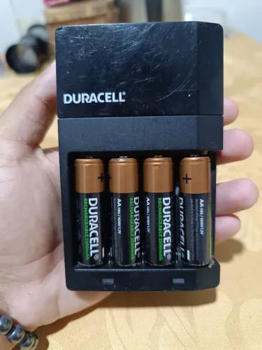 Carregador Duracell Original + 4 Pilhas Recarregáveis AA