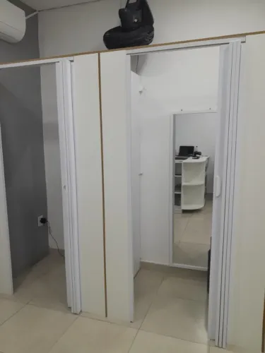Loja de roupas feminina em Shopping. 56 m. Ar condicionado, segurança. Espaço para estoque