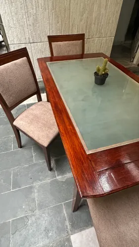 Mesa e cadeiras