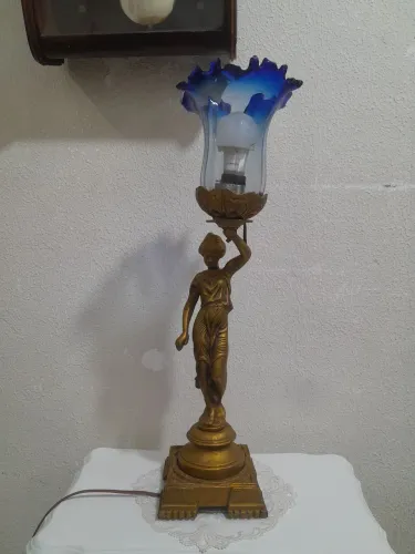 Antiga luminária de mesa em metal e tulipa vidro