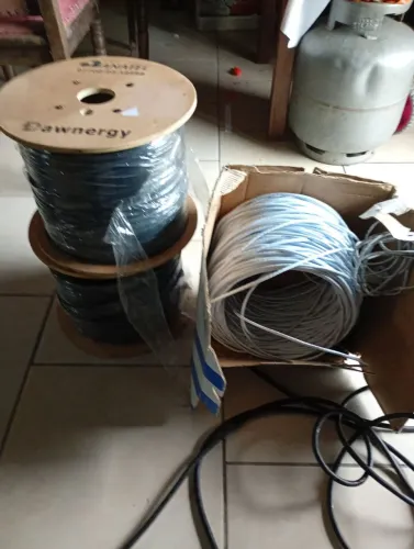 Carretel de fibra otica e cabo de rede