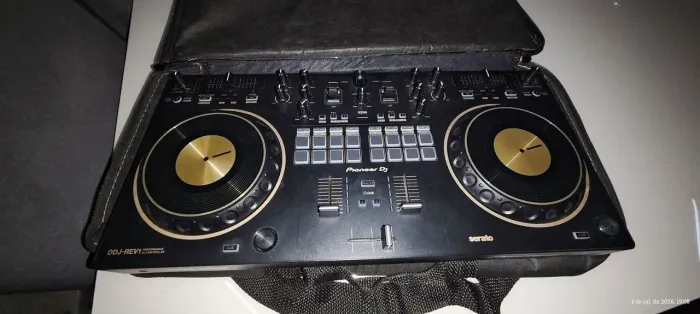 Vendo controladora Pioneer DDJ-REV1 DOURADA 