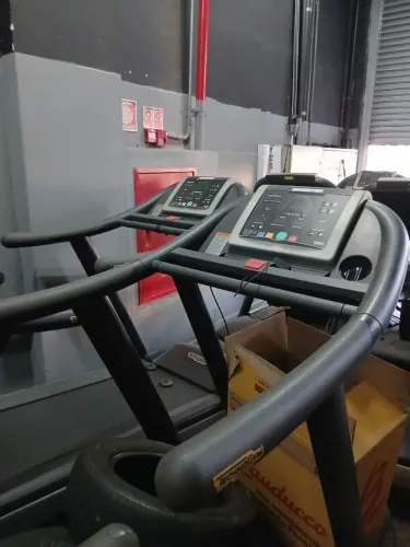 Esteiras Top da bem robustas da Technogym com inclinação temos 11 unidades,seminovas. 