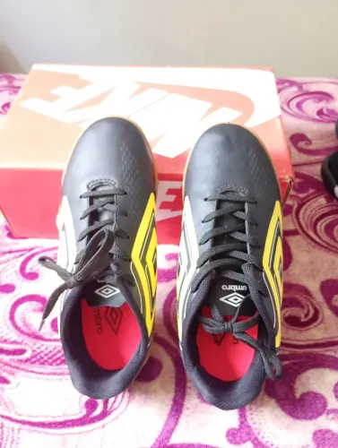 Chuteira umbro lindíssima
