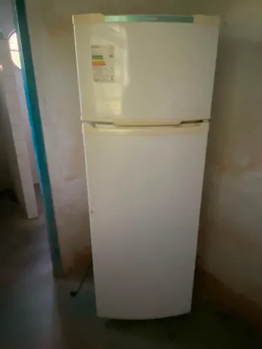 Vendo uma geladeira funcionando perfeitamente