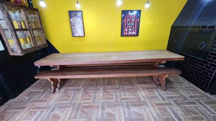 Mesa em Madeira Maciça