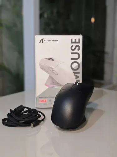 Mouse sem fio Attack shark x11 com base de carregamento.