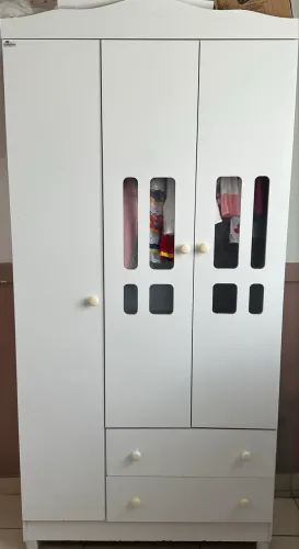 Quarto para bebê (guarda-roupa, cômoda, berço)