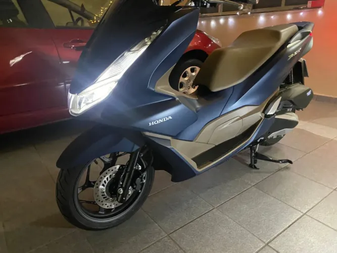Pcx DLX 2024 com 4400 km rodados impecável