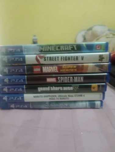 Ps4 slim e 2 controles e cabos