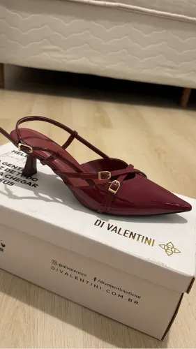 Salto elegante feminino 