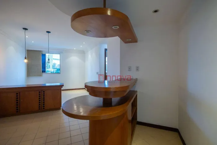 Vende ou Aluga apartamento 1/4, reformado, armários, perto do Shopping da Bahia, 46 m², Ve