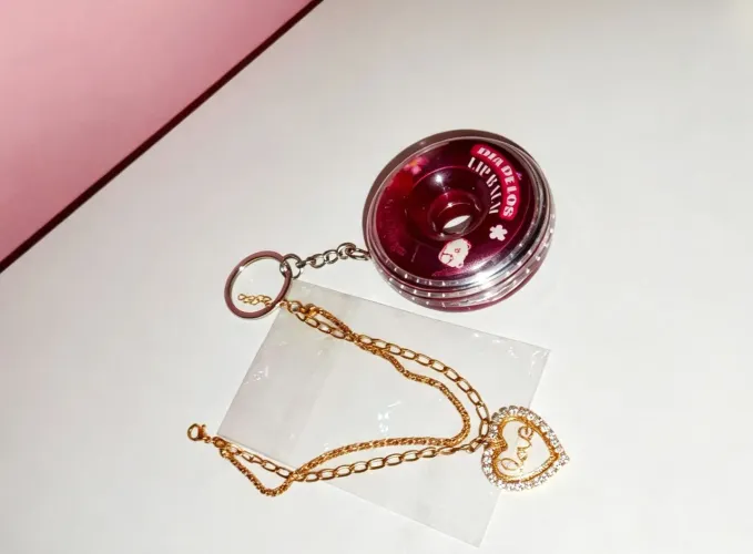 Pulseira delicada dourada com coração de strass + chaveirinho de lip