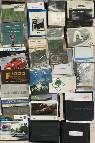 Manuais de proprietário de veículos antigos diversos.