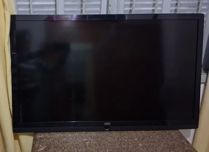 Televisão AOC com defeito