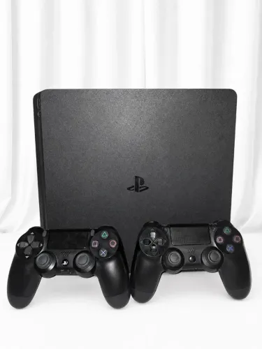 VENDO PLAY 4 SLIM ACOMPANHA 2 CONTROLOS SEMI NOVO