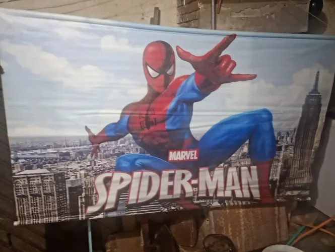 2 banner para aniversário ? 1 da Marvel outro do homem aranha poucas vezes usado.
