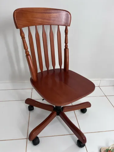 Vendo Cadeira de Madeira