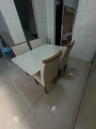Mesa de jantar com 04 cadeiras