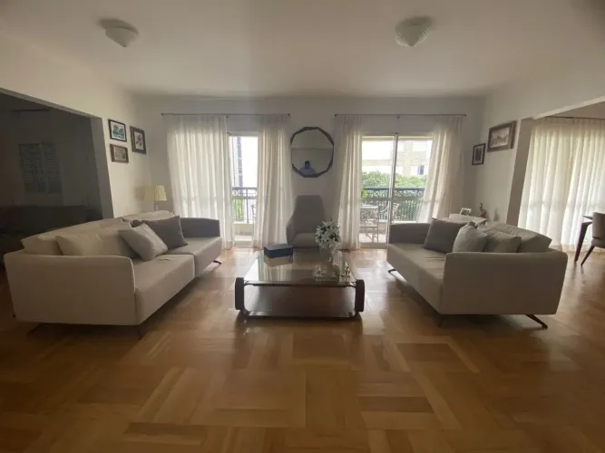 Apto Próximo do Parque Ibirapuera p/ venda possui 200 m² c/ 3 suítes e 4 vagas no melhor d