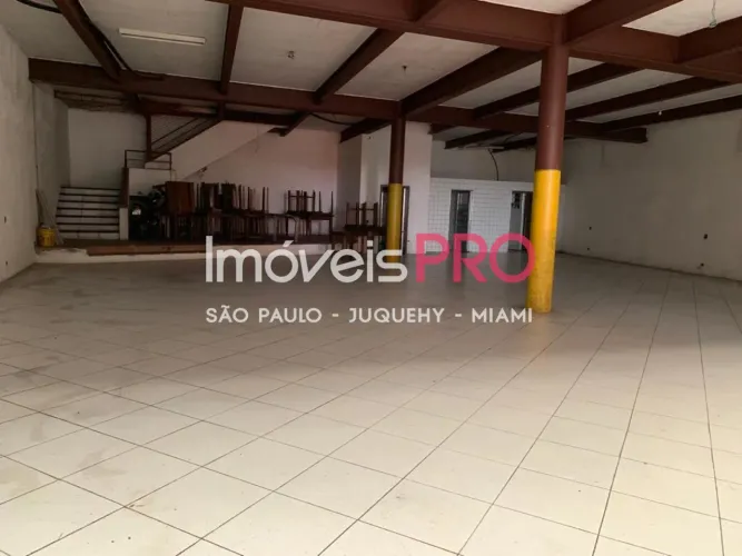Galpão 1.100m² no coração da Vila Madalena em frente a uma praça