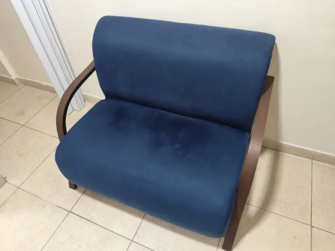 POLTRONAS AZUL COM BRAÇO DE MADEIRA - VENDA