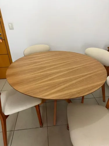 VENDO MESA NOVÍSSIMA COM 4 CADEIRAS