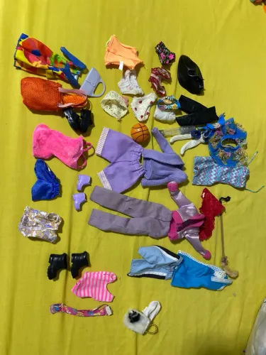 Roupinhas, Sapatos e Acessórios Antigos para Barbie, Ken e Susi