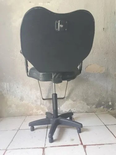 Cadeira de barbeiro semi nova
