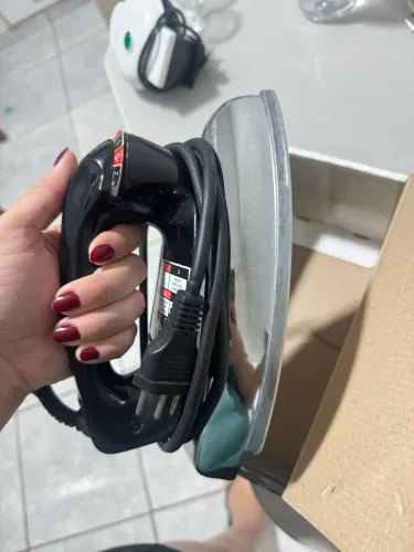 Ferro de Passar Roupa a Seco Black & Decker VFA Preto/Metálico - 127V - Black&Decker