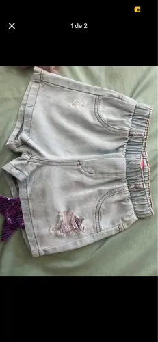 Short jeans com aplicações de sereia 