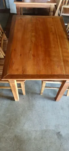 Mesa madeira com quatro cadeiras