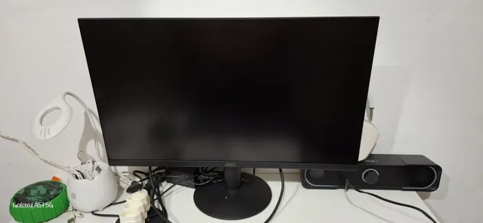 Monitor 24 AOC preto semi novo pouco tempo de. Uso completo com cabo de alimentação e HDMI