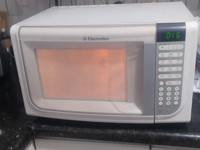 Micro ondas Eletrolux c/grill,semi novo 31 litros 220 volts funcionando