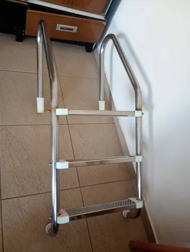 Escada de Piscina em Alumínio