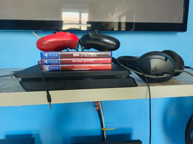 PS4 Slim 1TB + Jogos + 2 Controles + Cabo de rede azul CAT5e gamer para video game/pc/TV