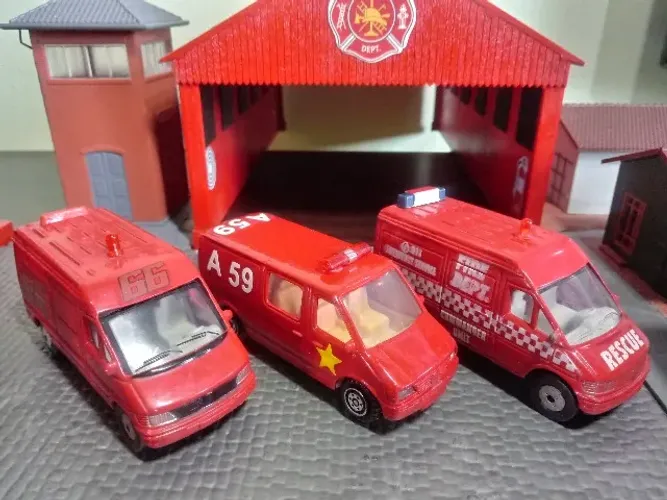 MINIATURAS COMBO MERCEDES-BENZ SPRINTER BOMBEIROS FIRE ESCALA 1/64