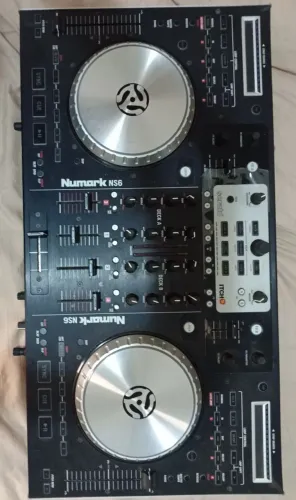 Controladora de DJ de 4 canais com mixer embutido. Numark NS6