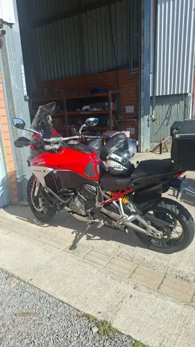 Moto Ducati multistrada v4s.