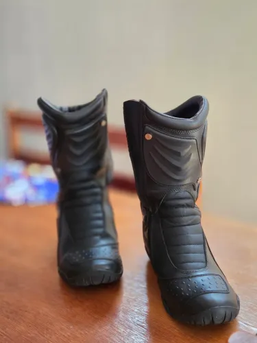 Bota Speed low + Luva Shiver cano longo.